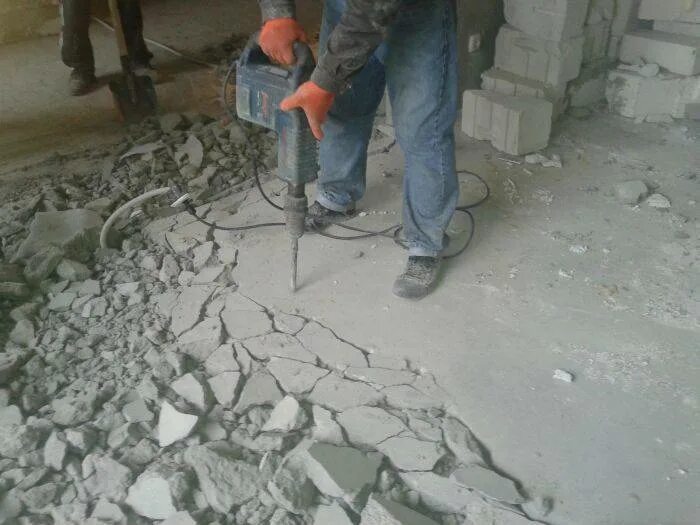 Снять стяжку пола цена работы. Демонтаж цементно-песч. Стяжки. Цементно бетонная стяжка. Демонтаж бетонной стяжки. Демонтаж цементной стяжки.