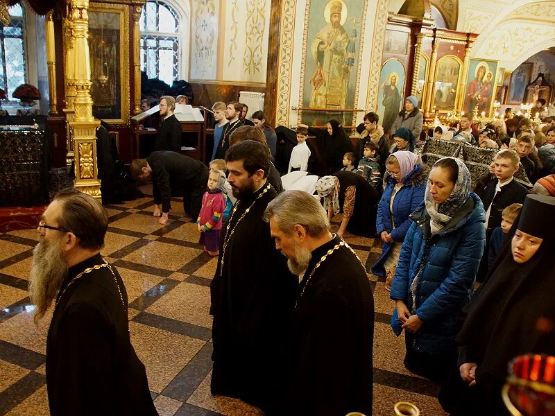 Чин прощения в прощенное воскресенье в храме. Прощеное воскресенье чин прощения. Прощеное воскресенье служба в храме. Чин прощения в церкви.