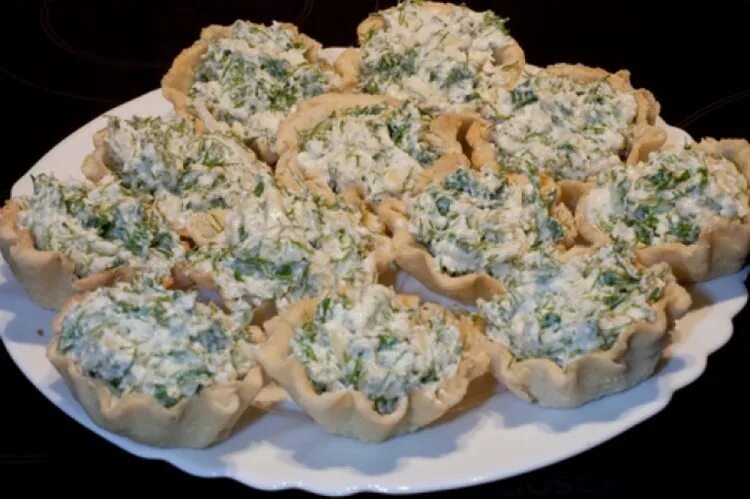 Тарталетки с начинкой с чесноком сыром. Тарталетки с сыром и чесноком. Крабовый салат в тарталетках. Тарталетки с начинкой с чесноком сыром. Тарталетка с яичным кремом.