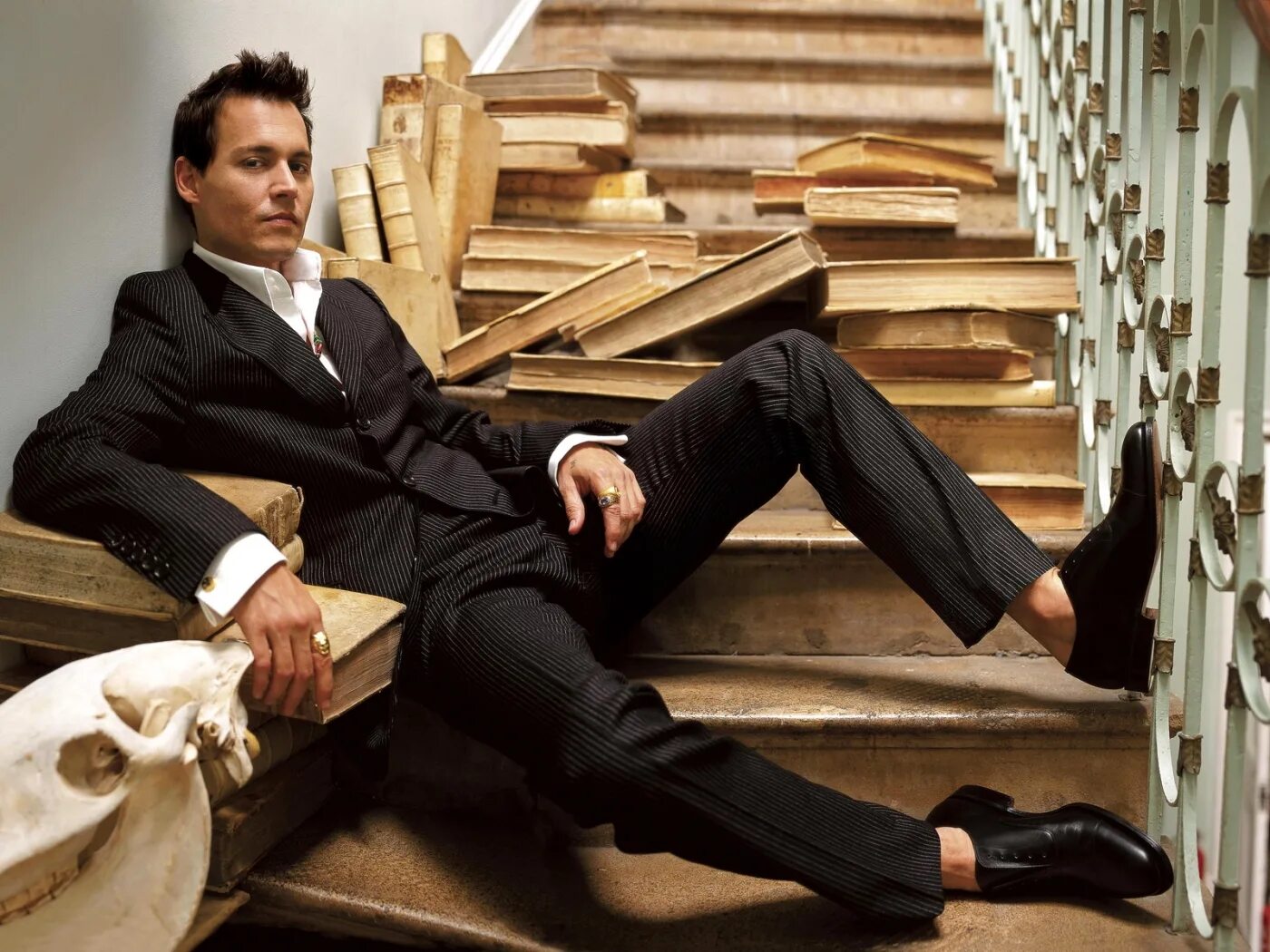 Портрет мужчины 40 лет. Артисты бизнесмены. Джонни депп босиком. Мужской бизнес портрет в кресле. Алексей гаврилов лемар.