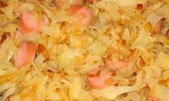 Как приготовить свежую капусту с сосисками. Жареная капуста с колбасой. жареная капуста с сосисками. жареная капуста на сковороде с луком. жареная капуста с колбасой на сковороде.