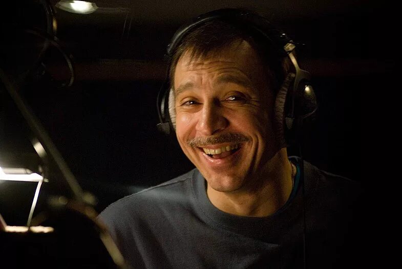 Голос артисты. Идеальный голос джесси. Актер дубляжа чонишвили. Голос артисты. Dan balan певец.