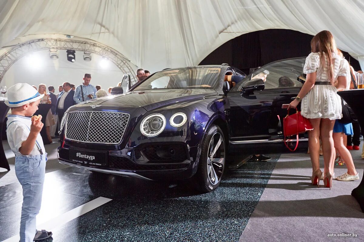 Bentley girl. Bentley Bentayga девушка. Дорогая машина в Минске. Знаменитости на Bentley.