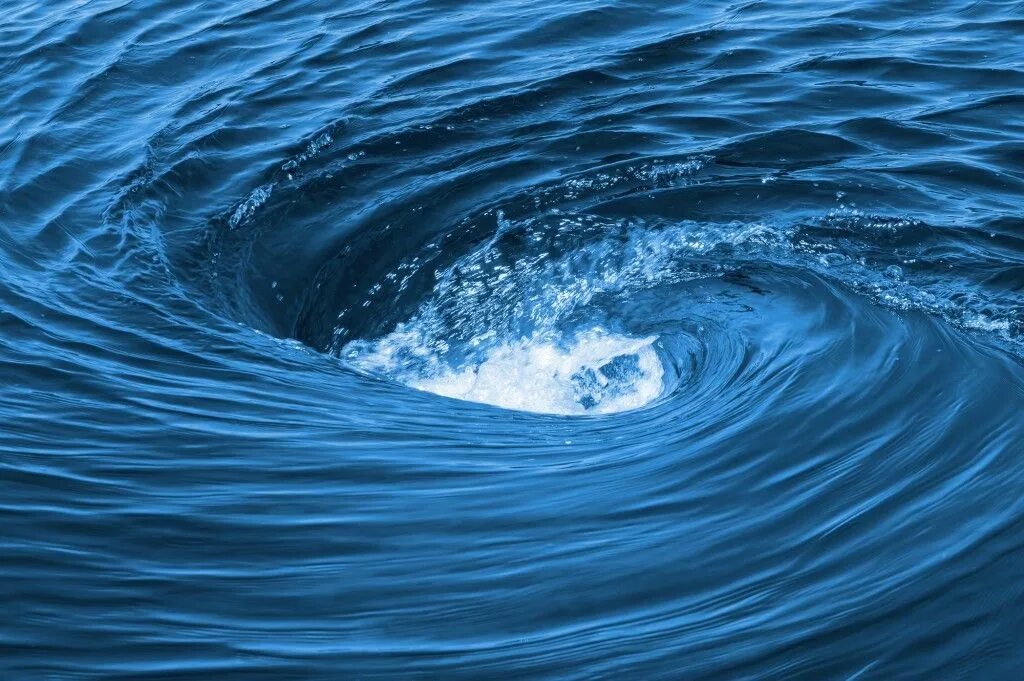 Водоворот койребрикэн в шотландии. 3 водоворота. Водоворот харибда. Воронка в воде. Мессинский пролив водовороты.