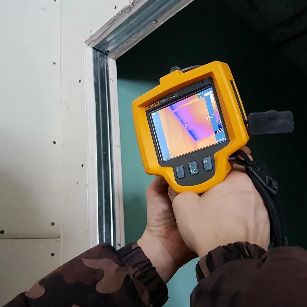 Тепловизор FLIR b60. Энергоаудит инфракрасный тепловизор. Обследование тепловизором. Тепловизионное обследование зданий. Тепловизор картинки