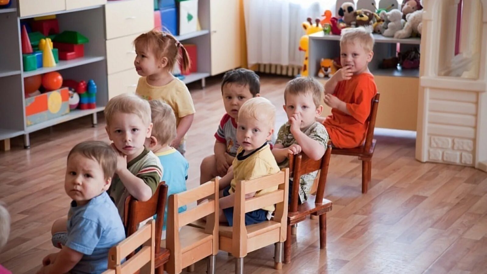 Малыши в детском саду. Дети в саду. Дети в садике. Ясельная группа в детском саду. Сколько дети в яслях