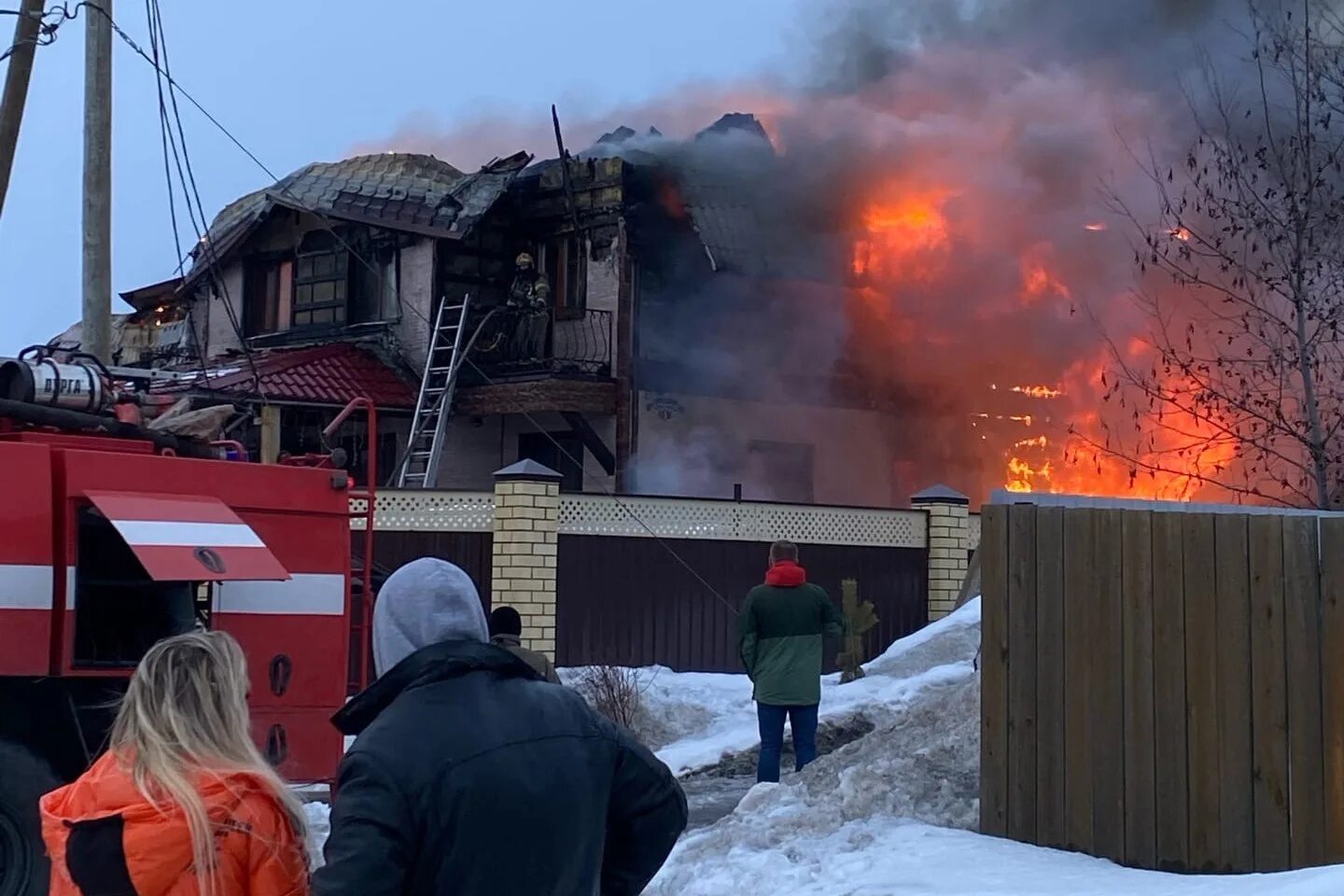 Пожар на петроградке сейчас. Тольятти горит лес. Что было сегодня в районе. Пожар лес тольятти. Пожар вчера.