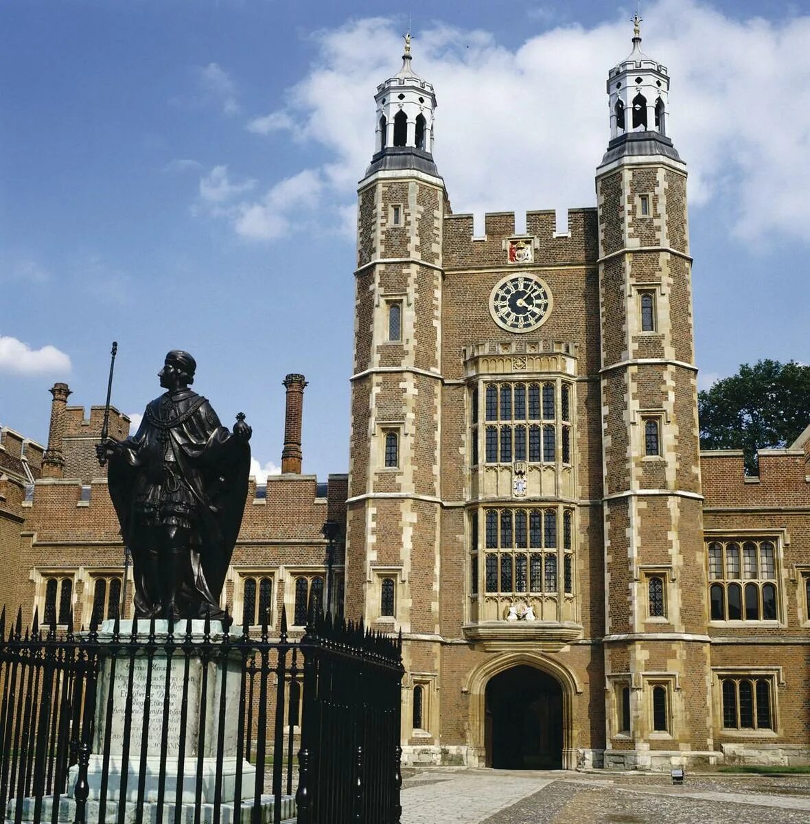 Старейшая школа в англии итон. Eton english school. Школа итона в великобритании. Колледж итон великобритания. Школа итон.