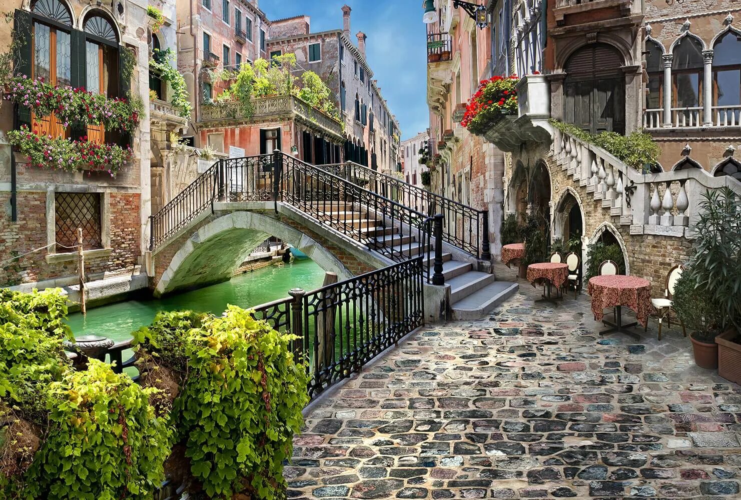 Самые красивые старые города. Италия Гористая улочки Италии. Италия гондолы улочки. Венеция мост улочки. Венеция улочки фрески.