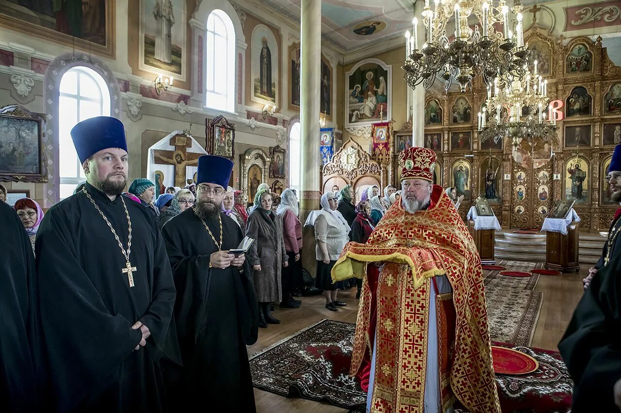 Читать службу на сегодня. Петропавловский храм Анжеро-Судженск. Рудник Анжеро-Судженск Церковь. Петропавловская Церковь Анжеро-Судженск протоиерей.