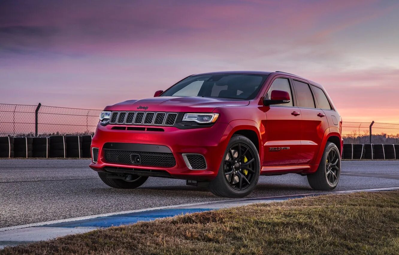 Автомобили внедорожники кроссоверы. Jeep Grand Cherokee Trackhawk 2021. Jeep Grand Cherokee wk2 красный. Джип Гранд Чероки 2018. Jeep Grand Cherokee 2019.