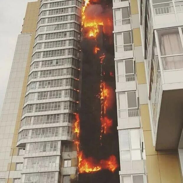 Этажи сгорел. Пожар в многоэтажном доме. Горящий многоэтажный дом. Горящий много итажныц дом. Огонь в многоэтажном доме.