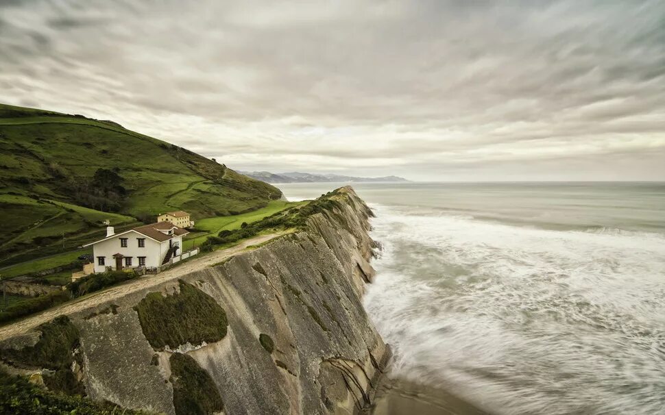 Вдали от берега. Triangle Cliff House, Норвегия. Дом на скале в Исландии. Лайм Риджис в Дорсете.