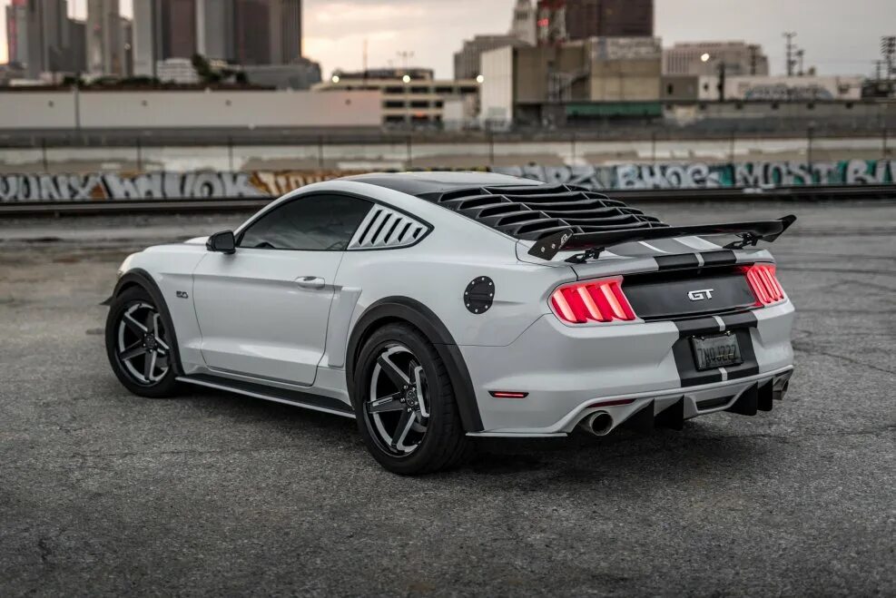 One of the girls streets white mustang. Форд Мустанг белый. Ford Mustang 6 белый. Форд Мустанг белый 2018. Форд Мустанг 23 белый.