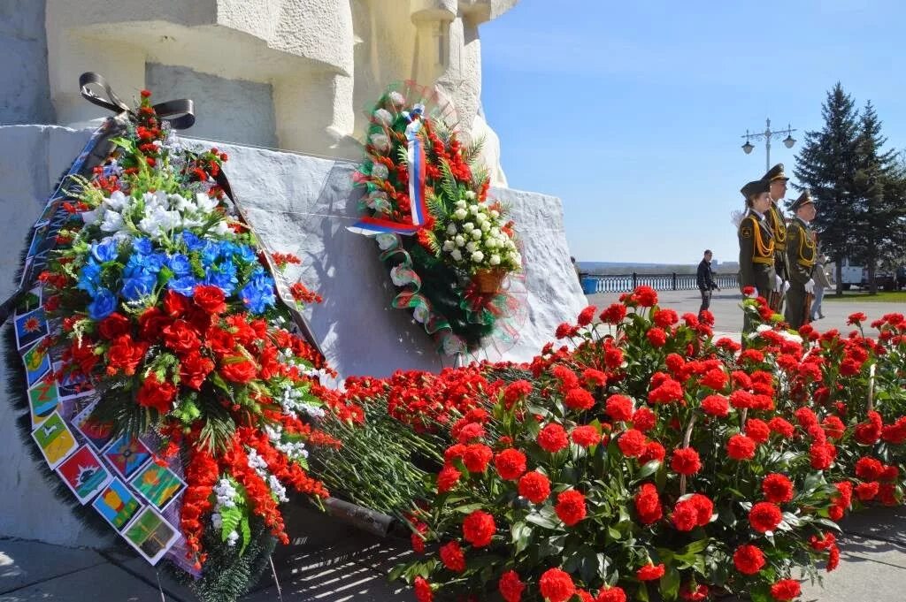 Возложение цветов к памятнику Алеше в Болгарии. Возложение цветов к памятнику. Возлагать цветы к обелискам, памятникам).. Венки для возложения к памятнику. Где можно возложить цветы в спб