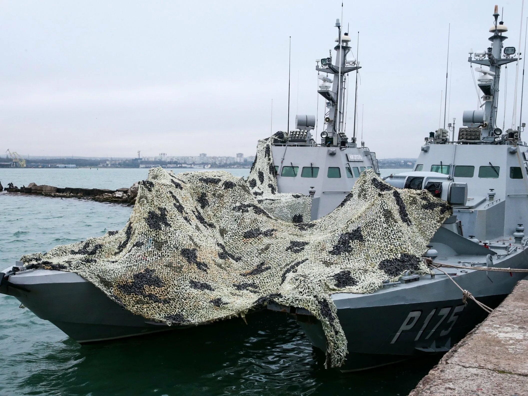 Керченский пролив военные. Украинский корабль в Керченском проливе. ВМФ Украины Керченский пролив. Военные корабли в Керченском проливе.