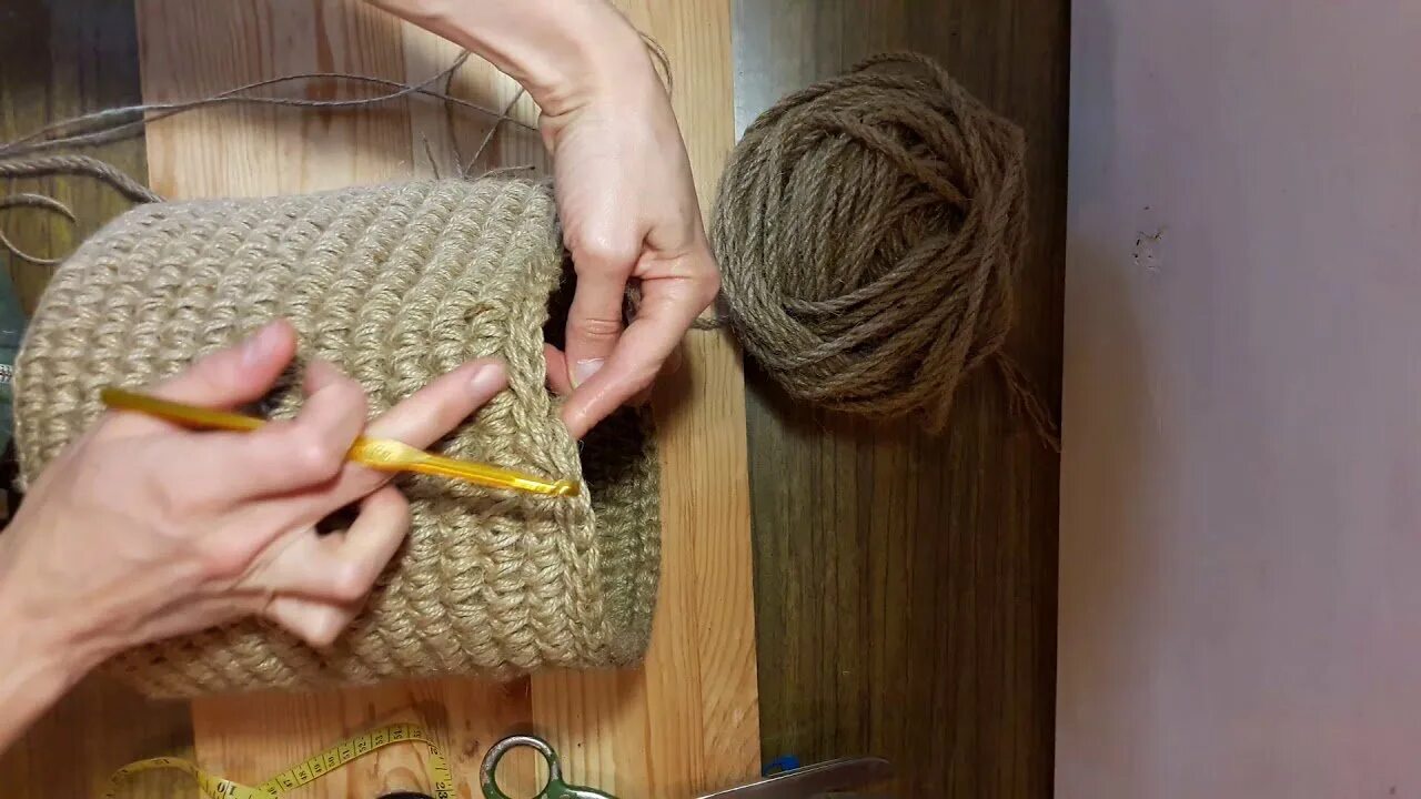 вязаные корзины из джута. коврик из шпагата джутового. видео вязание джутом. коврик из шпагата джутового. корзина из джутового каната.