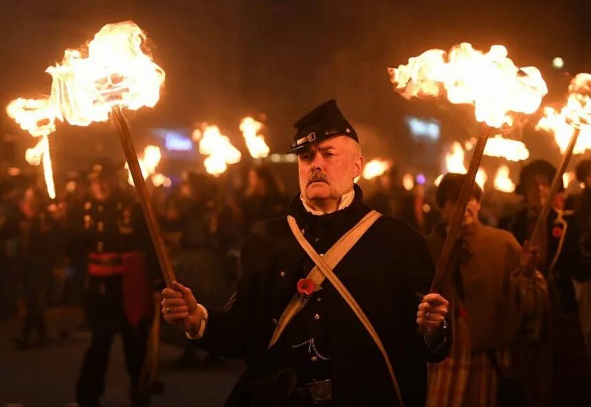 Зомбительно но. Ночь Гая Фокса в Великобритании. Bonfire Night праздник. Bonfire Night праздник в Англии.