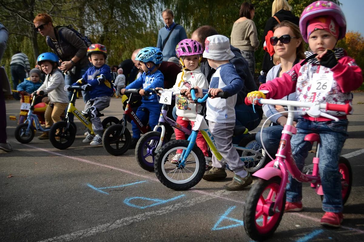 Беговелы со скольки лет. Дети с велосипедом. Детский дошкольный велосипед. Соревнования на велосипедах для детей. Кататься на беговеле.