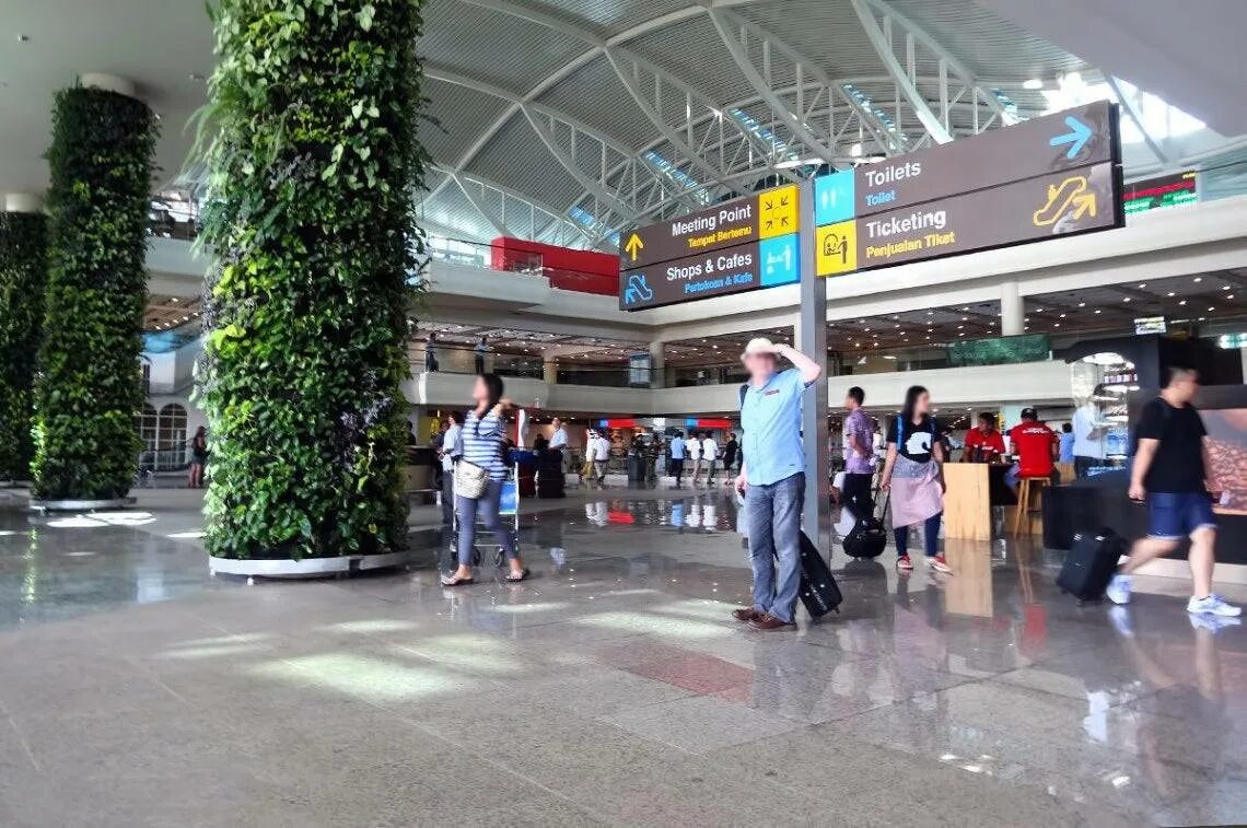 Бали прилет. Денпасар Бали аэропорт. Аэропорт в Денпасаре на Бали. Бали аэропорт прилета. Терминал 1 аэропорт Бали.