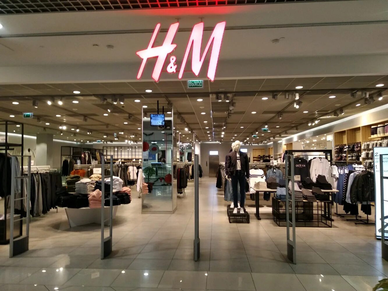 H m ch. H&M hennes & Mauritz. HM HM HM. H&M hennes & Mauritz одежда. H M магазин.