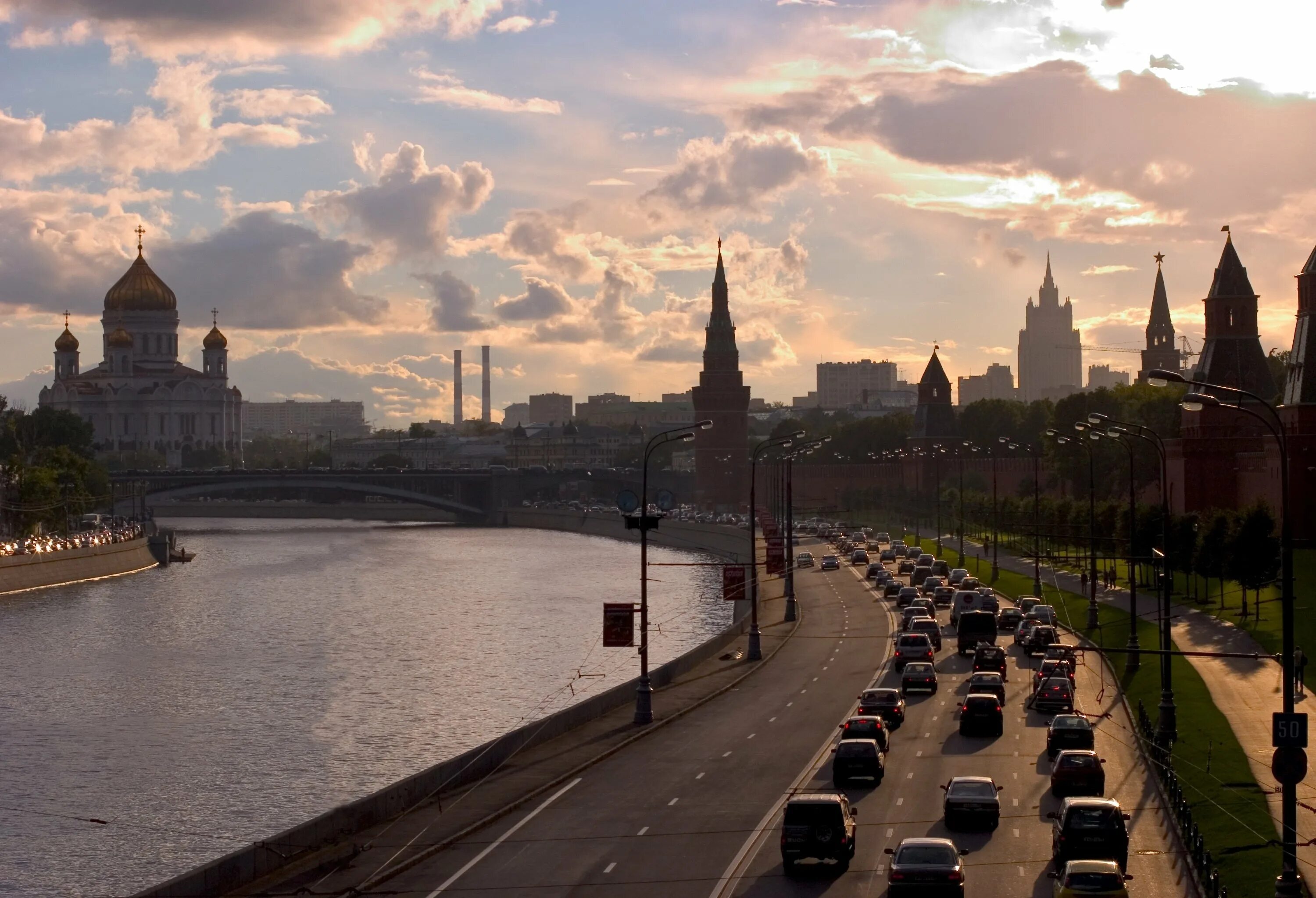 Редко в каком городе. Москва. Кремлевская набережная Москва. Храм Христа Спасителя панорама. Кремлевская набережная храм Христа.