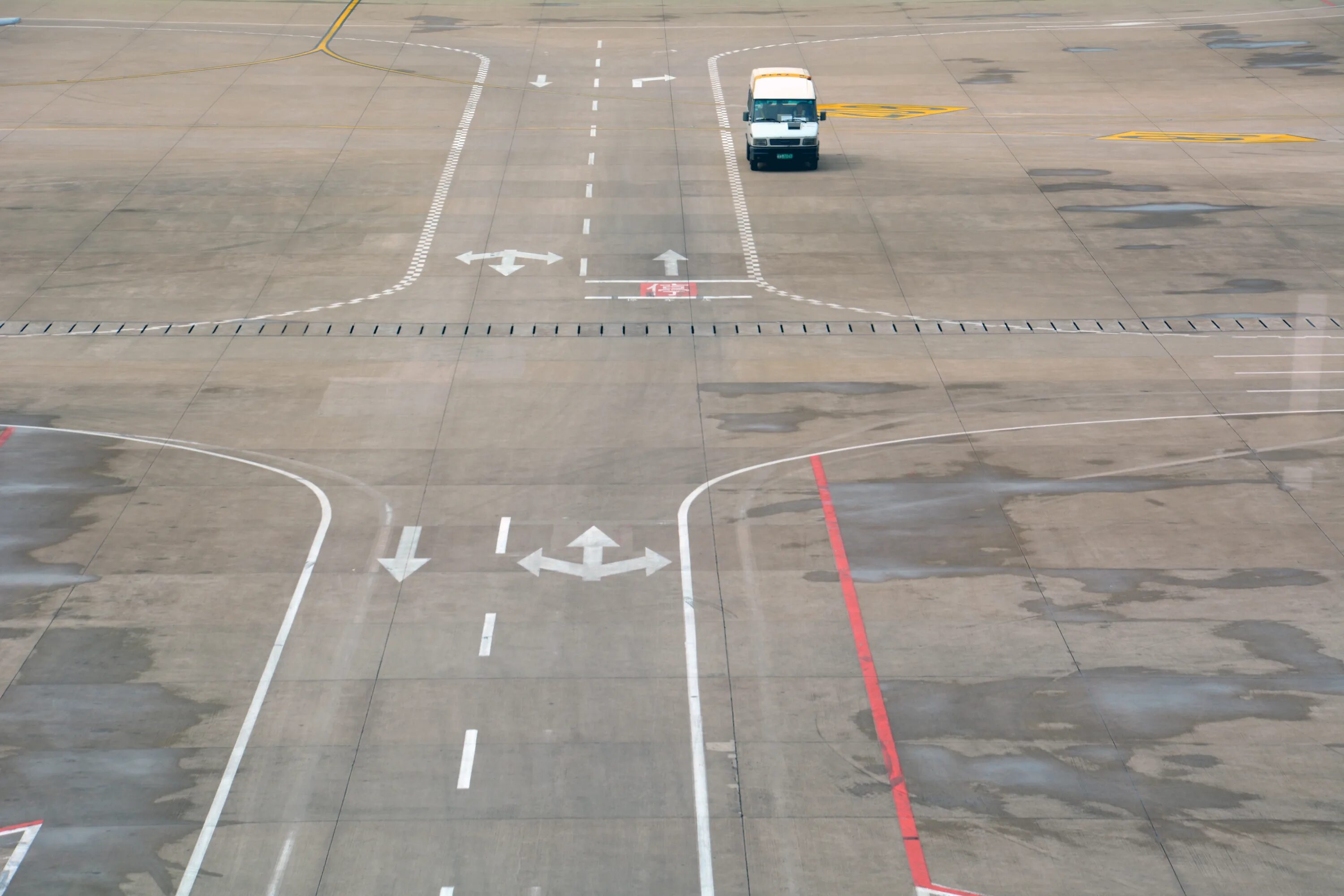 Airport road. Взлетная полоса пересекает дорогу. ВПП пересекает дорогу. Дорога в аэропорт. Взлётная полоса на асфальте.