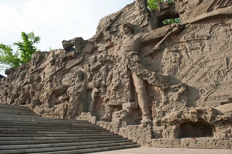 Стены руны на мамаевом кургане. Стены руины волгоград. Мамаев курган мемориальный комплекс стены руины. Стены руины волгоград. Стены руины на мамаевом кургане.