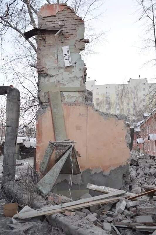 Демонтаж конструкций зданий. Демонтаж аварийного здания. демонтаж одноэтажного здания. демонтаж одноэтажного дома. слом зданий и сооружений в брянске.