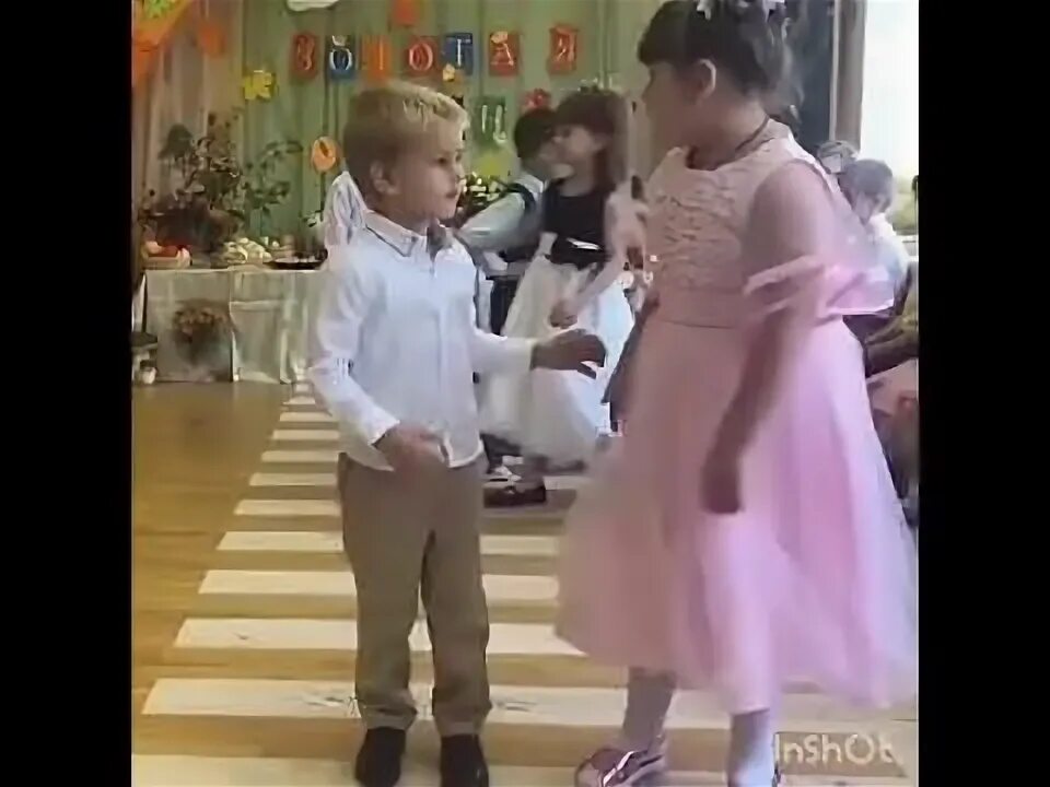 Утренник в садике девочка танцует с мальчиком. Гифка дети танцуют. Танцы для маленьких детей. Девочки танцуют в садике. Утренник в садике девочка танцует с мальчиком.