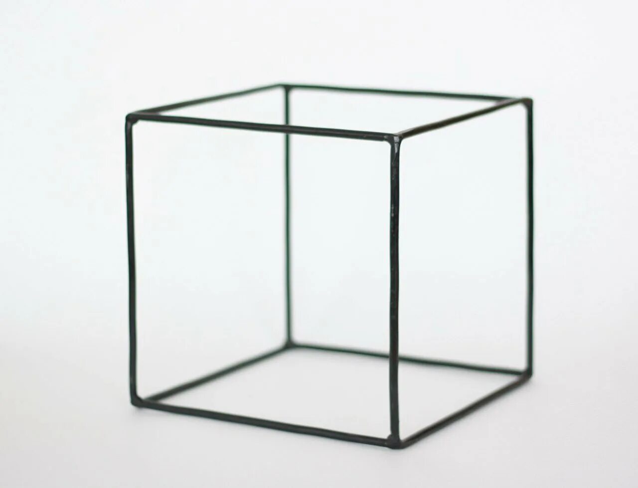 Каркасный проволочный куб. Каркас из проволоки куб. Каркас из проволоки куб. Куб из металлических прутьев. Каркас из проволоки куб.