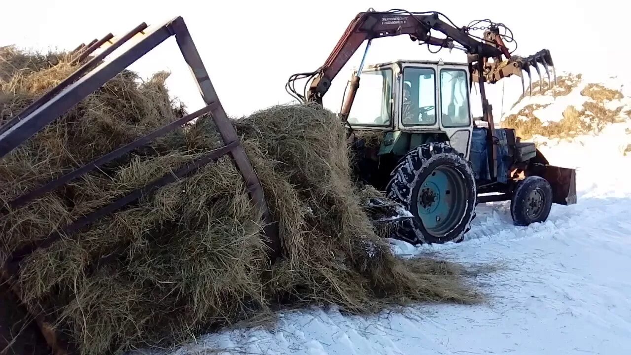 Трактора грузят. Кировец стогомет. МТЗ 80 сенокос погрузка. К 700 стогомет. МТЗ-80 стогометатель грузит рулоны.