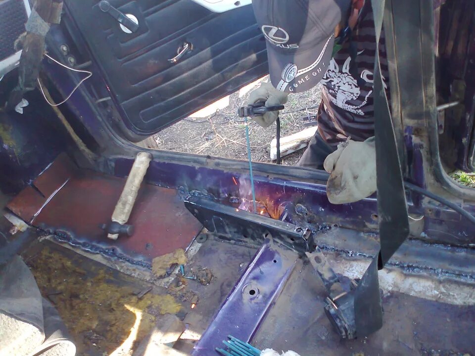 Сварка пола ваз 2115. Сварка кузова гольф 2. Сварка пол. Переварка капота уаз 469. Сварка ваз 2107 полуавтомат.