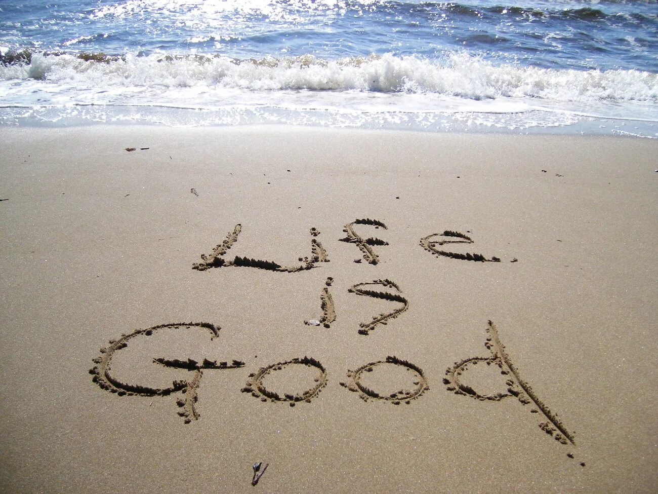 I am living the good life. Жизнь прекрасна на песке. Жизнь хороша. Яркой жизни надпись. Жизнь прекрасна море песок надпись.