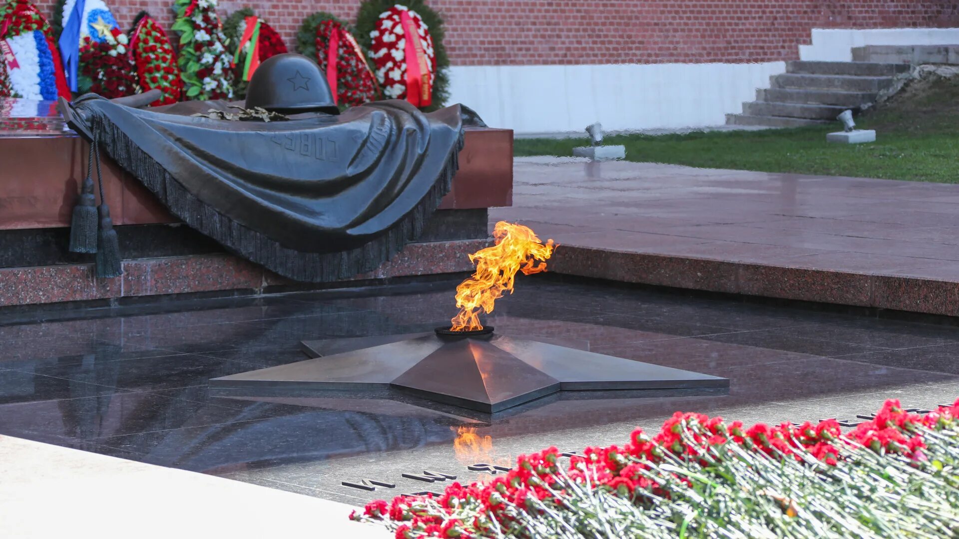 Горит мемориал