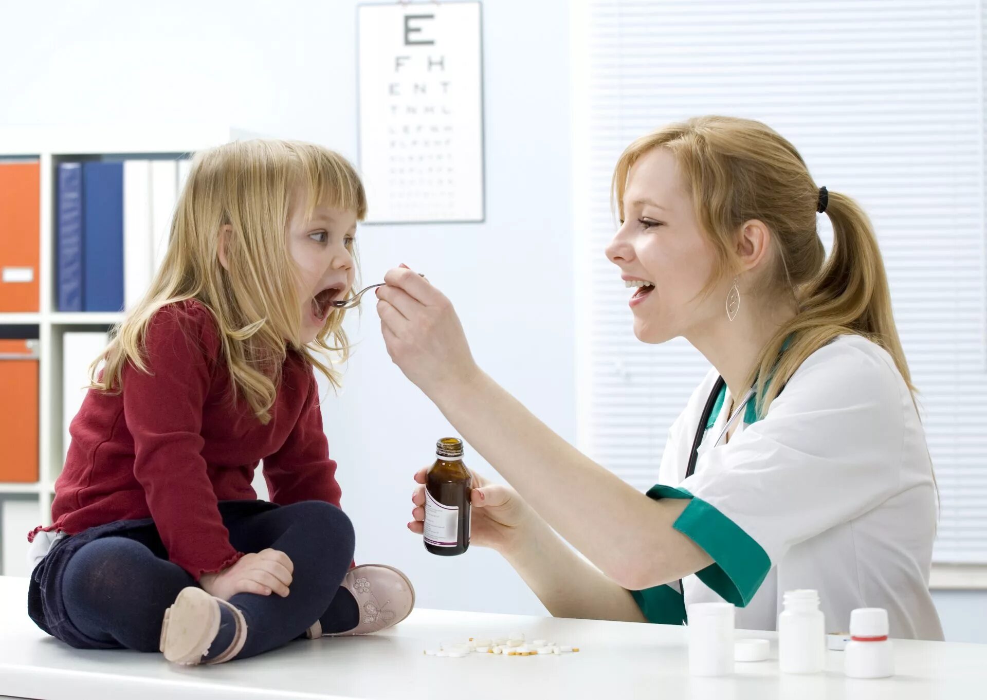 Прием лекарств детьми. Ребенок пьет таблетки. Лекарственная терапия у детей. Медсестра с лекарствами. Заставляют пить таблетки