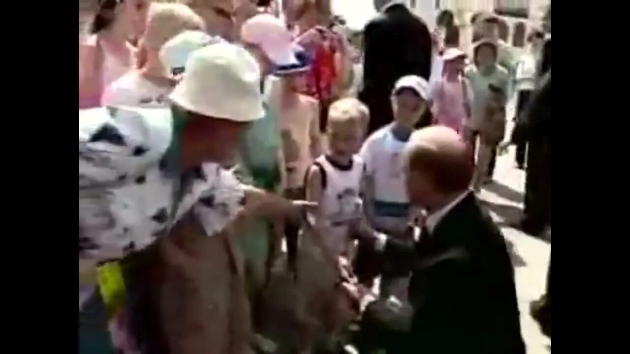 Путинин целует мальчика в живот. Поцелуй мальчика в живот путиным