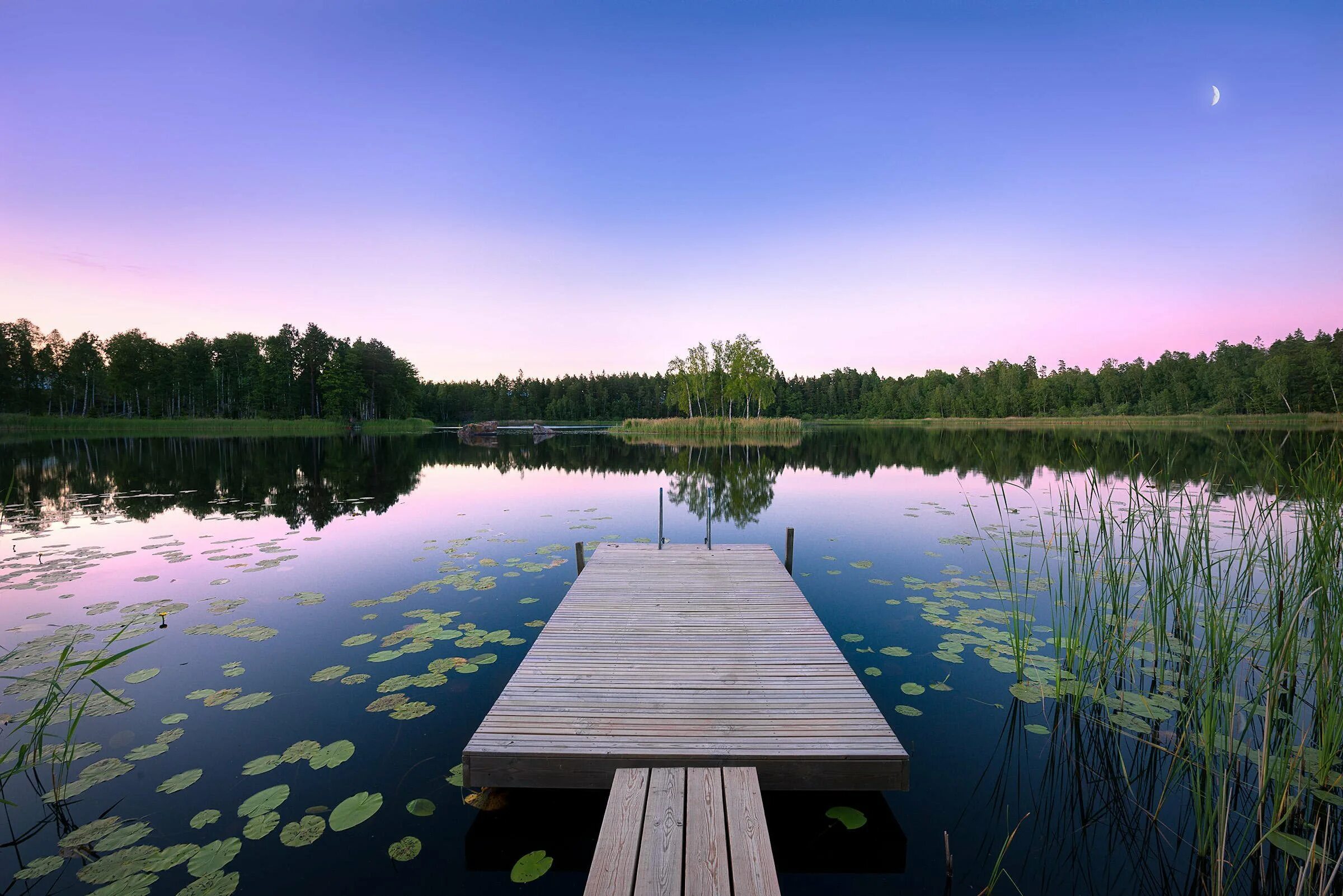 Причал на озере. Воейково озеро мостки. Мостик на озере. Пирс онежское озеро. Пристань.