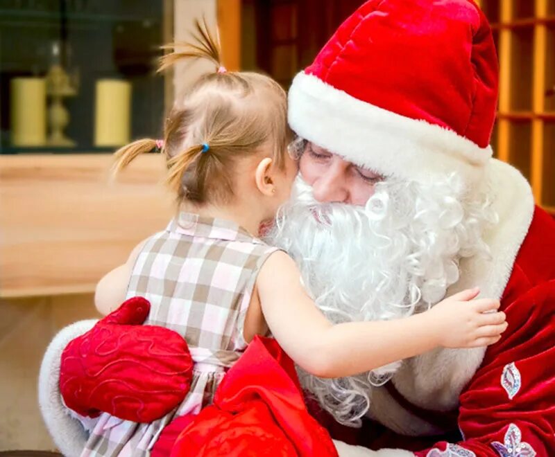 Деду морозу дарят подарки. Дед Мороз для детей. Дед Мороз обнимает ребенка. Дед Мороз поздравляет детей. Новый год дети дед Мороз.