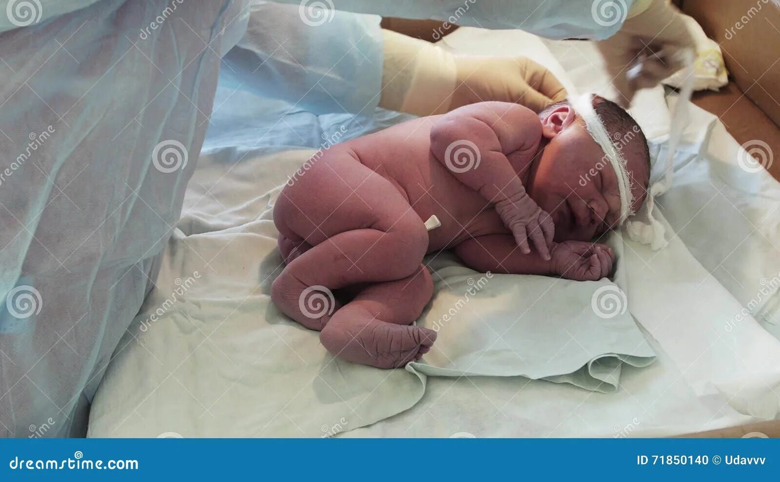 Ревущие дети в роддоме. Плачу в роддоме. Новорожденные в роддоме с мамой. Плачу в роддоме. Младенцы в роддоме.