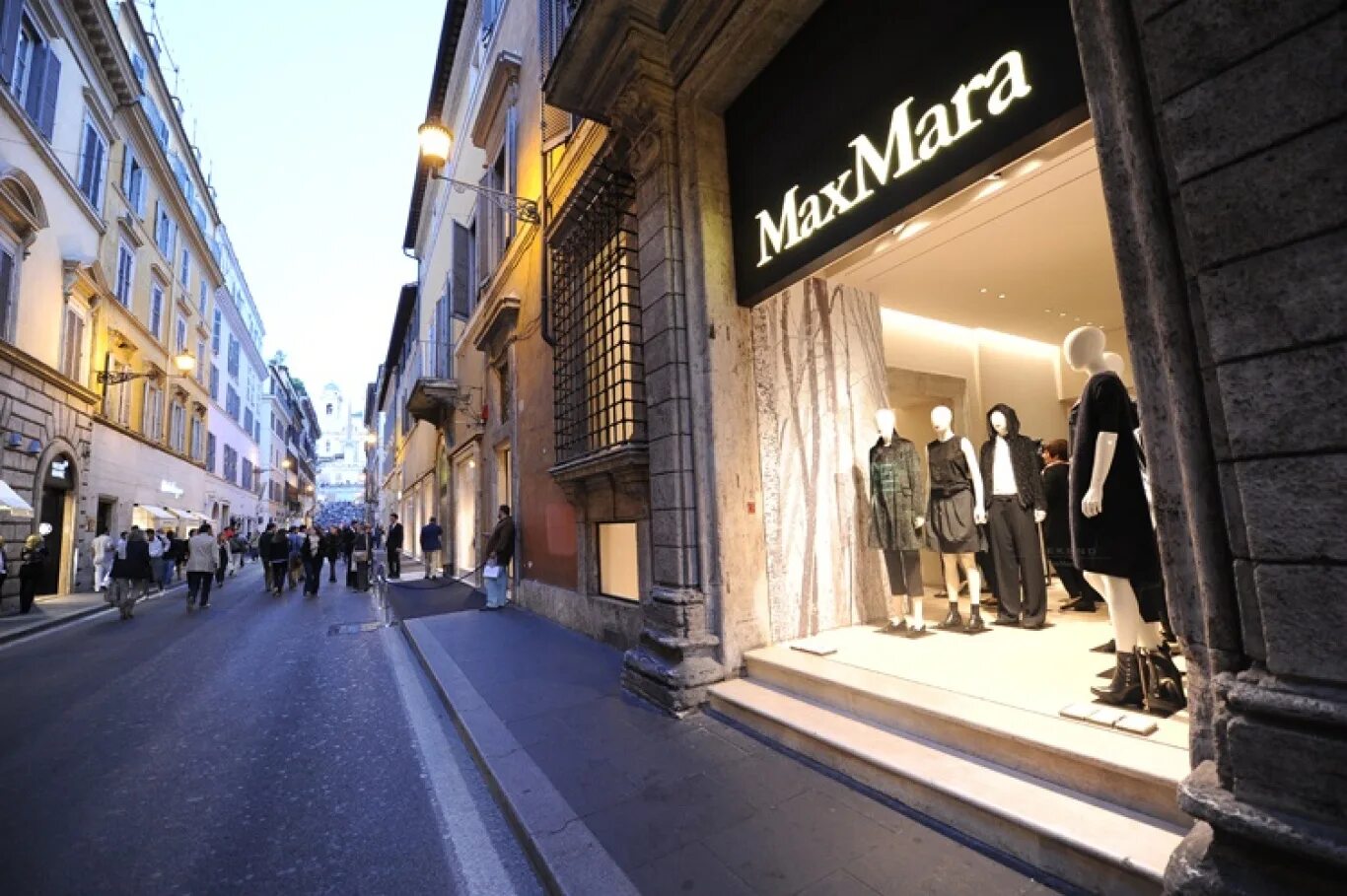 Outlet max. Max Mara в Риме. Max Mara бутик в Риме. Max Mara в Генуе.