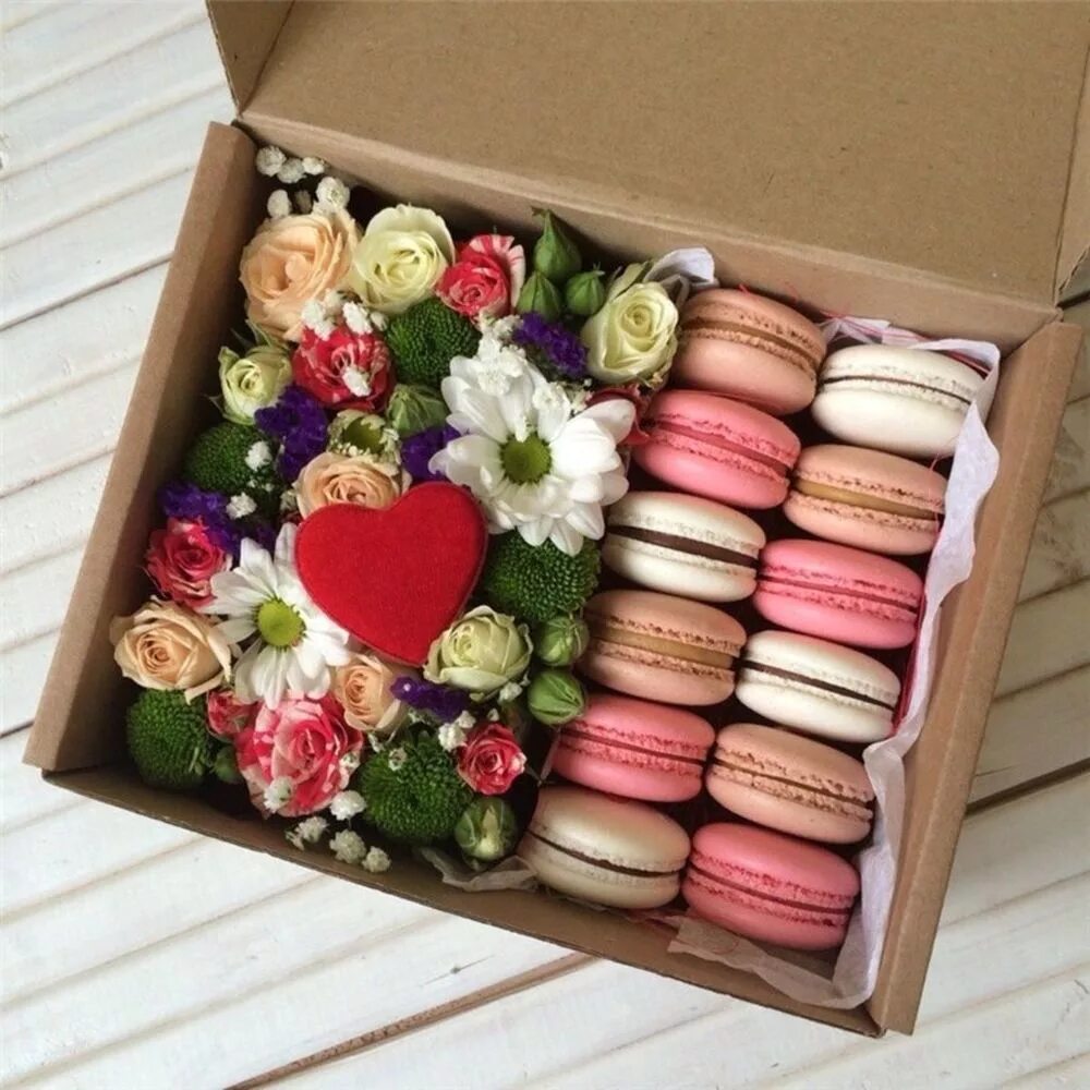 Подарки по цветам. Коробочка с цветами. Цветы со сладостями в коробке. Коробочки с цветами и сладостями. Сладости с цветами в коробке.