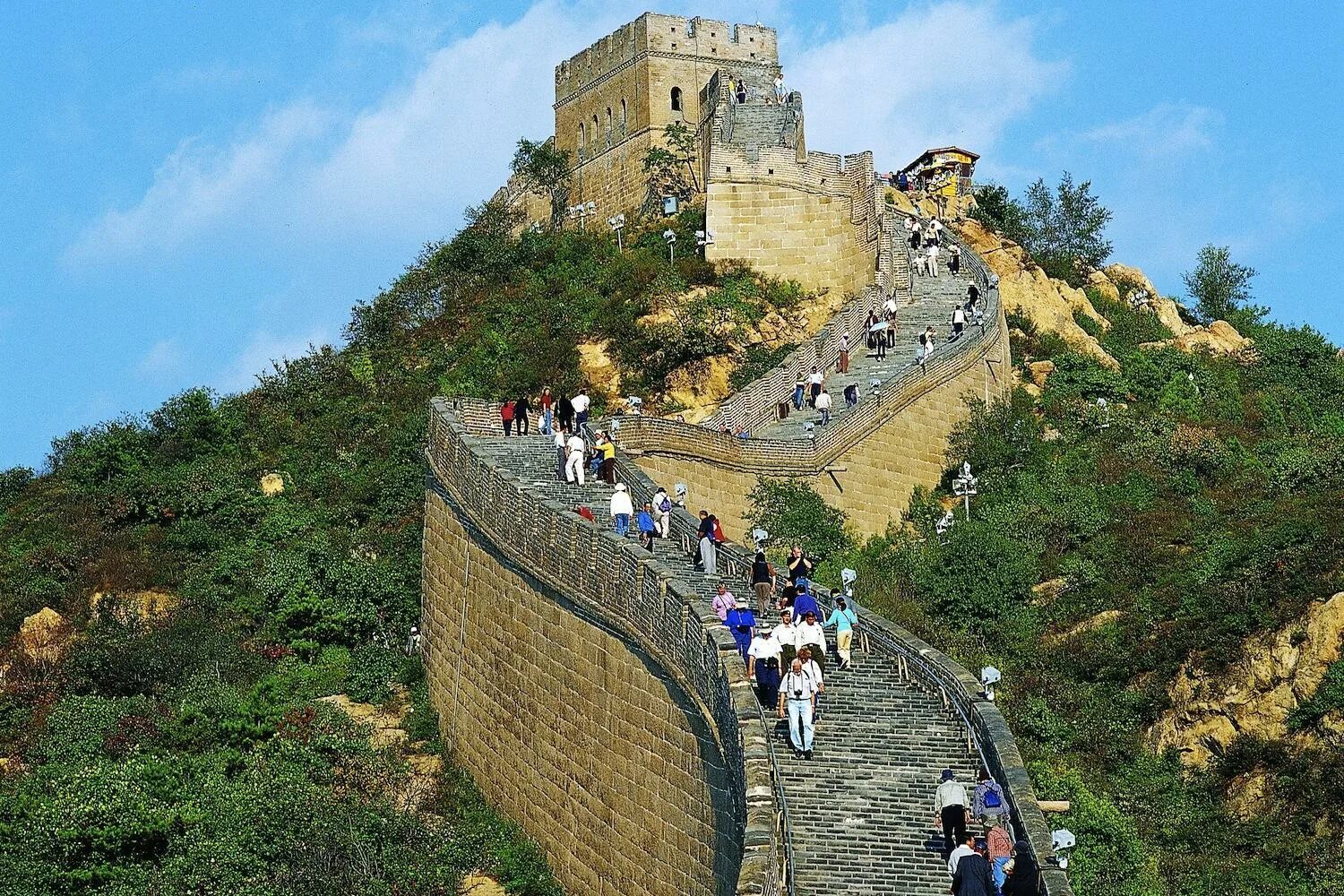 Китайская стена достопримечательность. Китай Пекин Великая китайская стена. Пекин Великая стена. Великая китайская стена экскурсия. Великая китайская стена туристы.