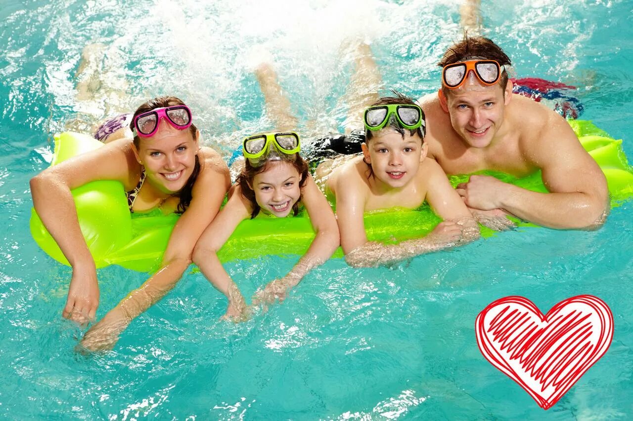 Билет для взрослых в аквапарк в самаре. Счастливая семья в аквапарке. Спуски с горок в аквапарке. Хочу в аквапарк. Люди в аквапарке.