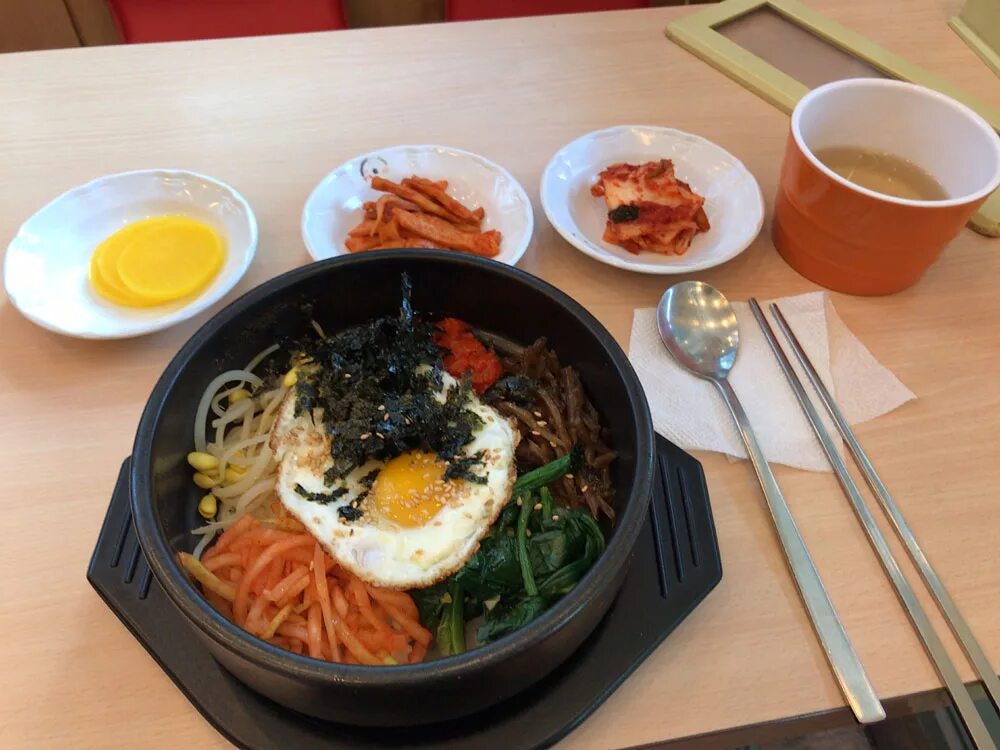 Южный обед. Южная Корея еда кимчи. Пибимпап корейское блюдо. Национальная еда Северной Кореи кукси. Корейский стол с едой.