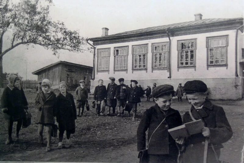 Село зюзино. Село Зюзино 1955. Послевоенные школы в СССР. Старая школа. Школа в послевоенные годы.