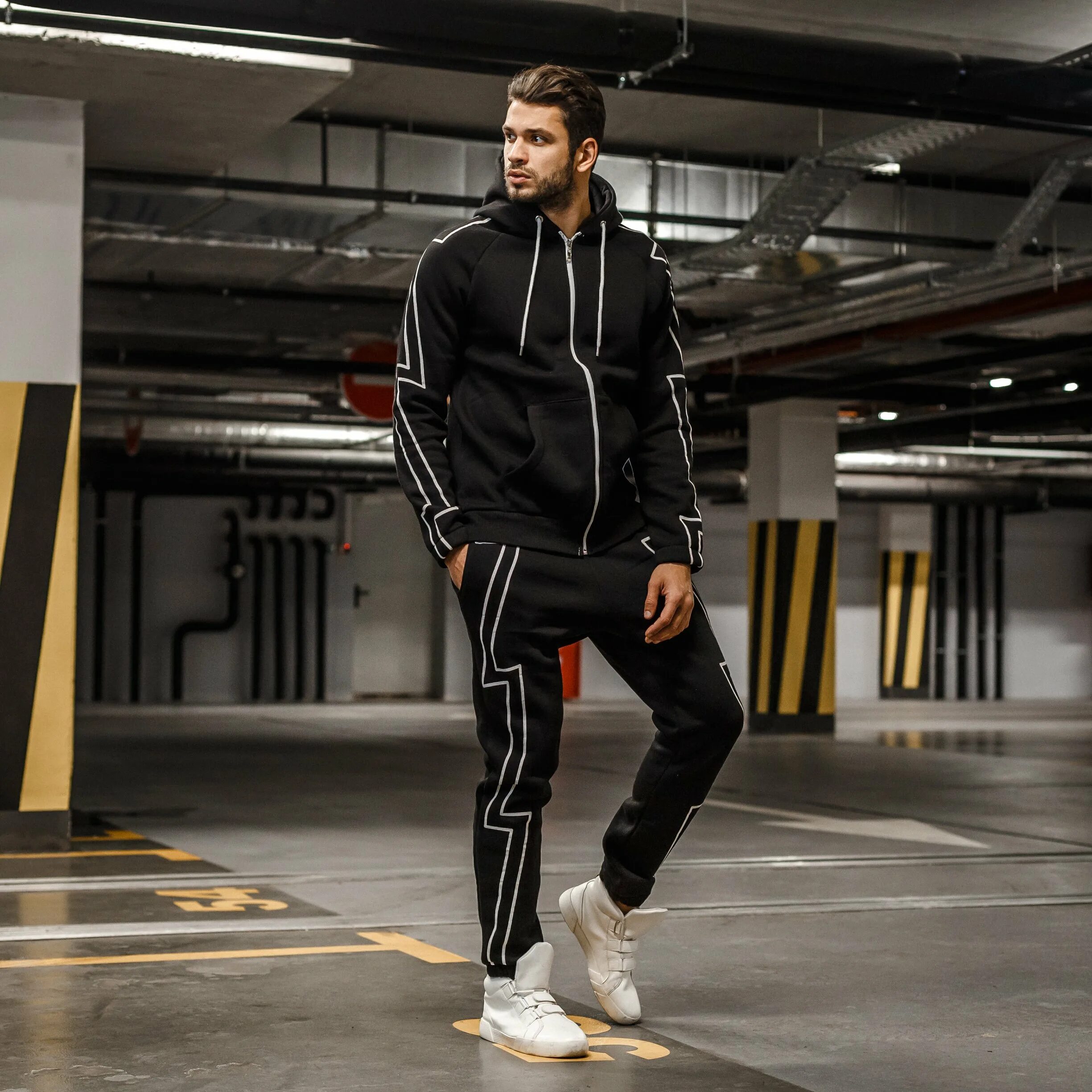 Мужской спортивный костюм adidas bs259615z007. Модные спортивные костюмы мужские. Парень в спортивной одежде. Модный спорт костюм мужской. Спортивный костюм профессиональный