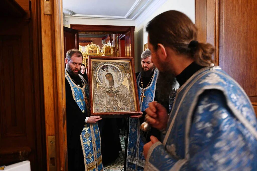 Отреставрировала икону. Мироточит икона знамение. Мироточение девы марии. Главная икона вооружённых сил россии "спас нерукотворный". Что стало с иконами.