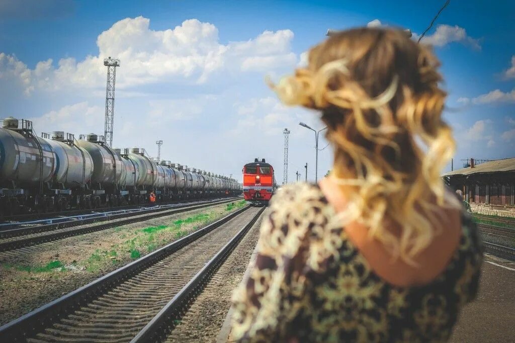 Люди в поезде. Люди на перроне. Стоим ждем поезд. Парень на перроне. Люди в поезде.