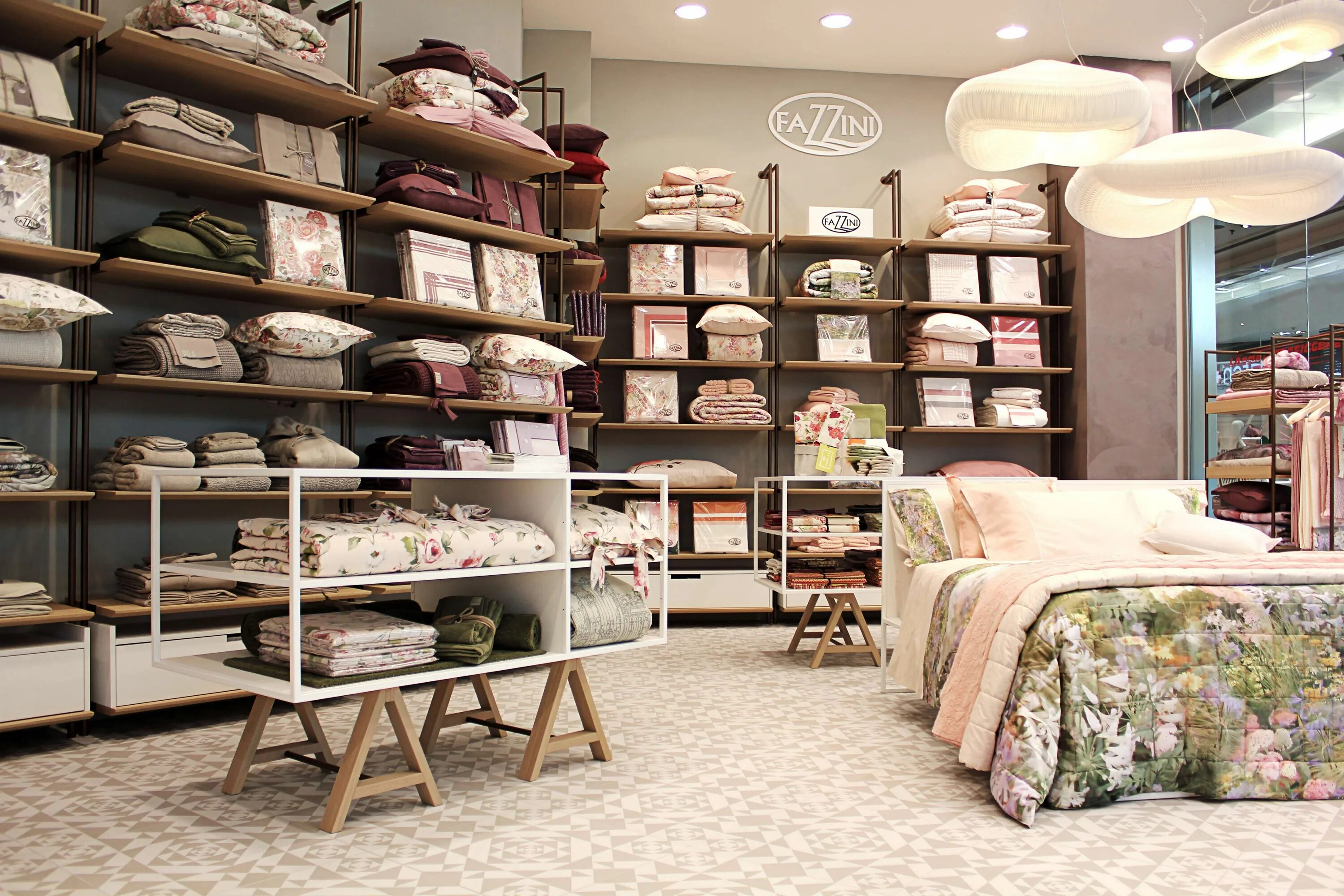 Textile boutique. Необычный интерьер магазина одежды. Togas house of textiles. Текстильный шоурум. Витрины тогас.